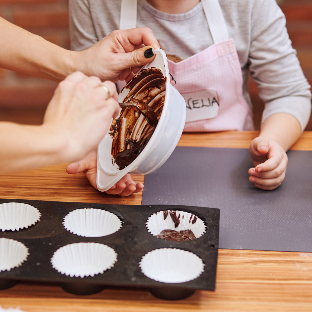 Parent qui cuisine avec son enfant